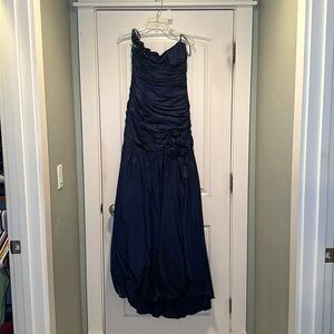 Gorgeous gown! Navy blue! Flexible sizing.